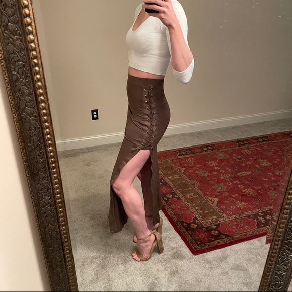 Medium pencil skirt w/ side slits & lace up detail - Picture 5 of 8